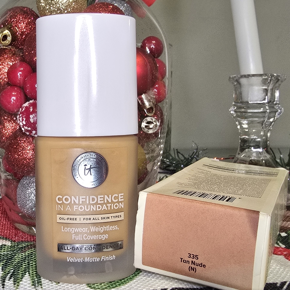 It Cosmetics Confidence in a Foundation 335 Tan Nude